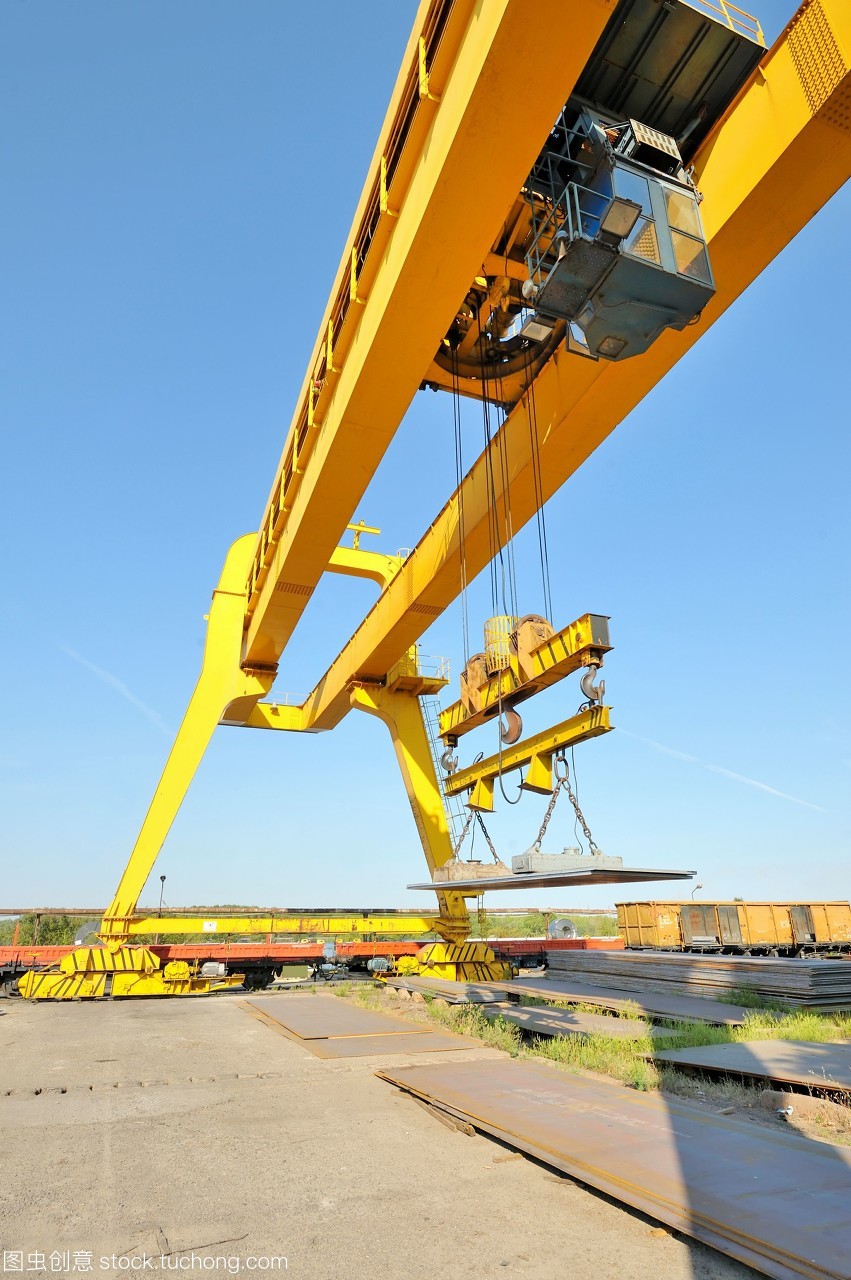 起重機(jī)和鋼板